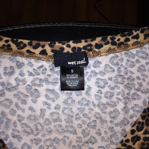 Wet Seal Leopard Print  V-Neck Short Sleeve Tee - Picture 4 of 4